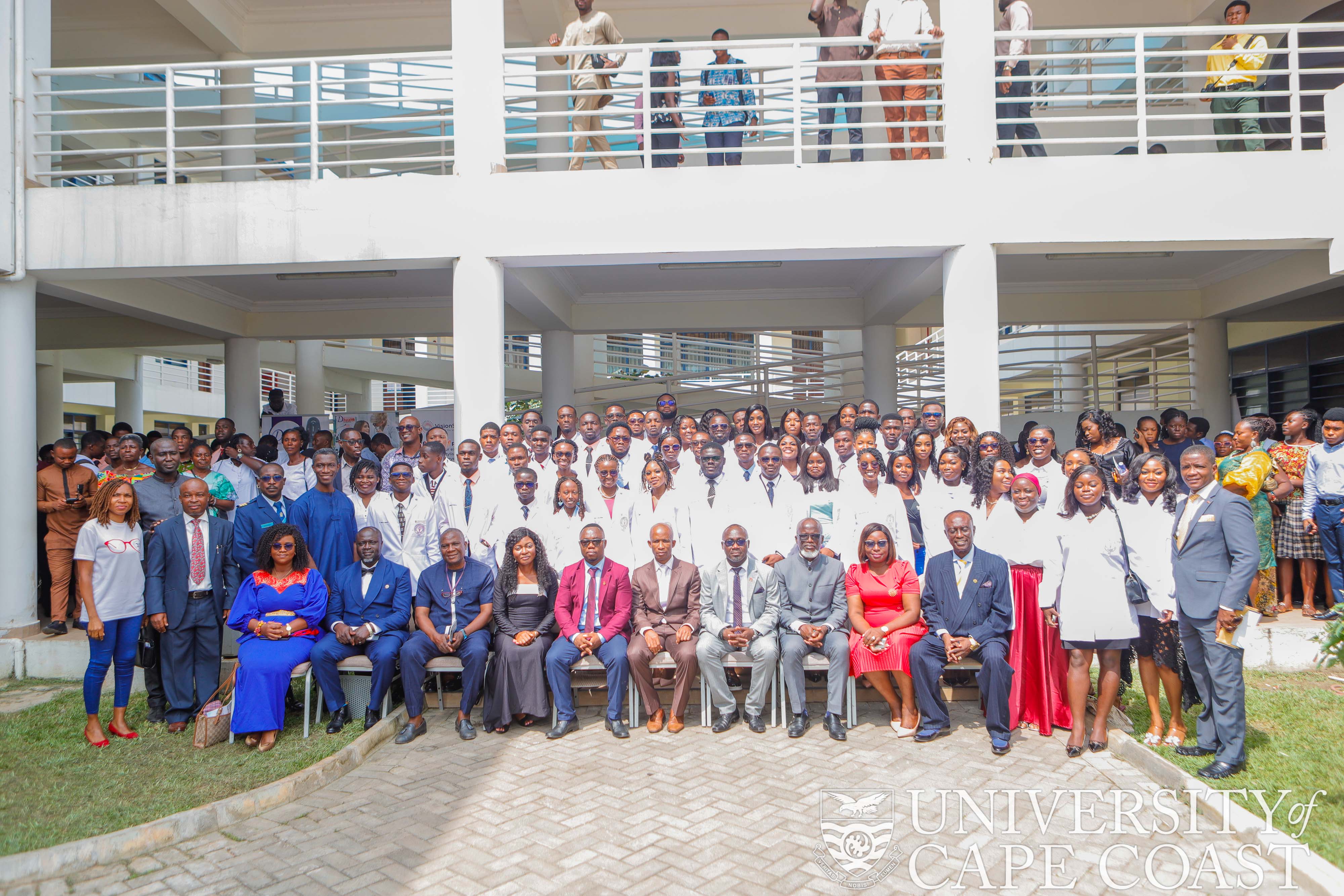 Group picture of dignitaries together with the student at the event