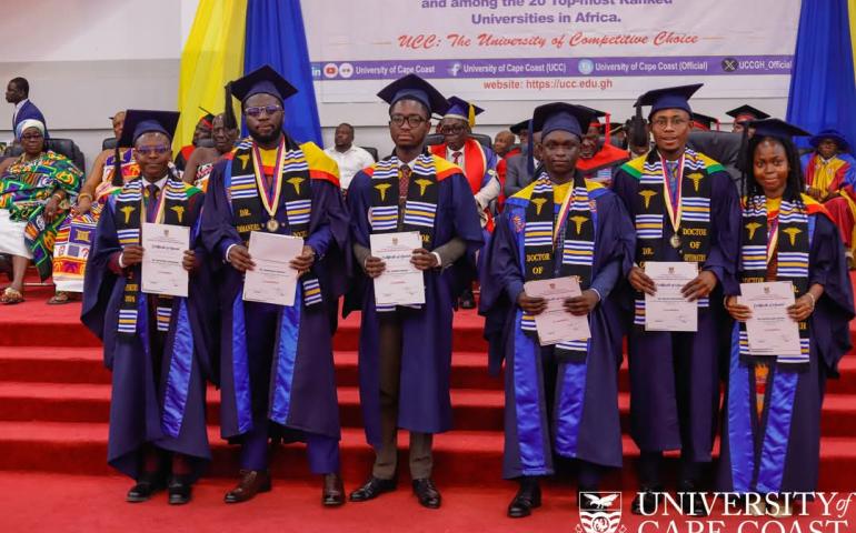 Group picture of excellent student in the school of optometry and pharmaceutical sciences